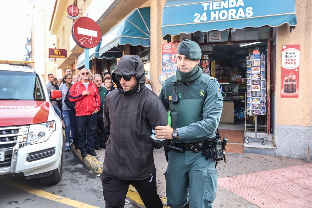 [SIN TITULO] La Generalitat realiza un gran despliegue de recursos, incluido un simulacro de una situación de pillajes en comercios tras un terremoto, helicóptero, bomberos o la intervención de la UME