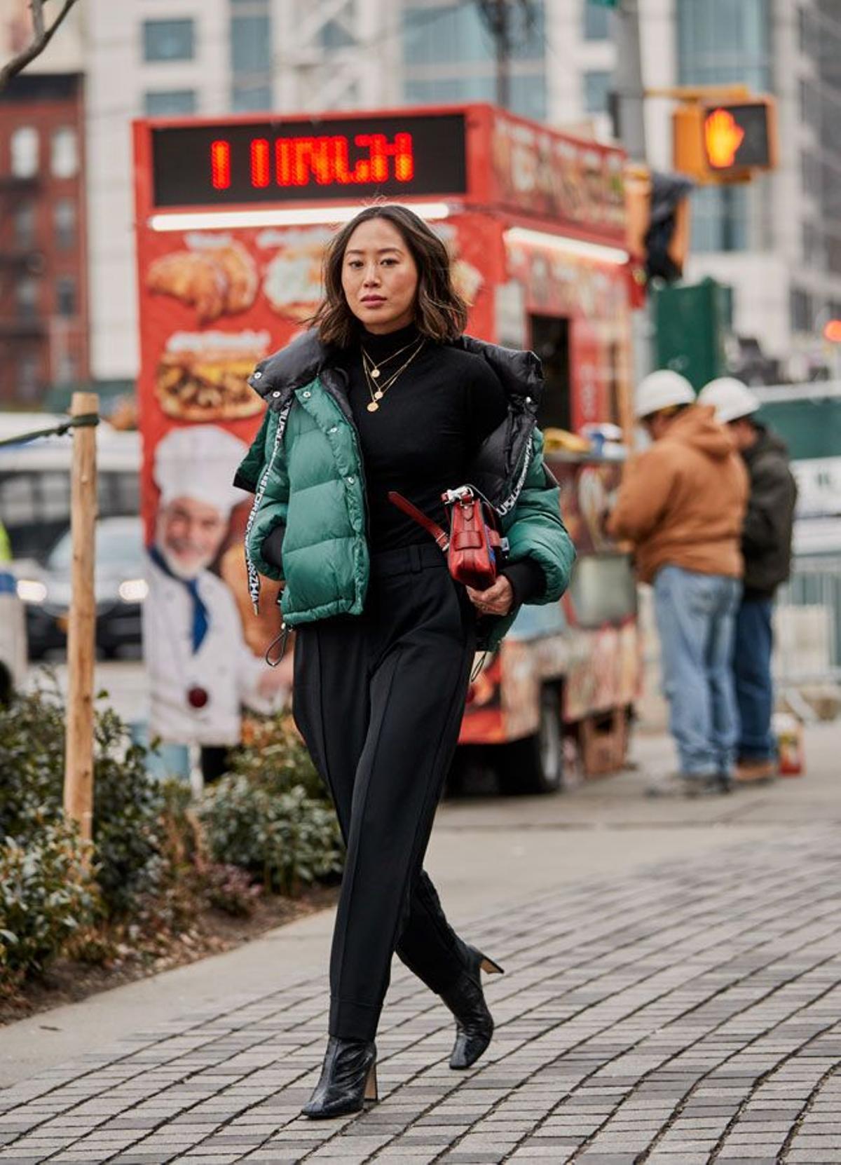 Street style Nueva York, plumas corto verde oscuro