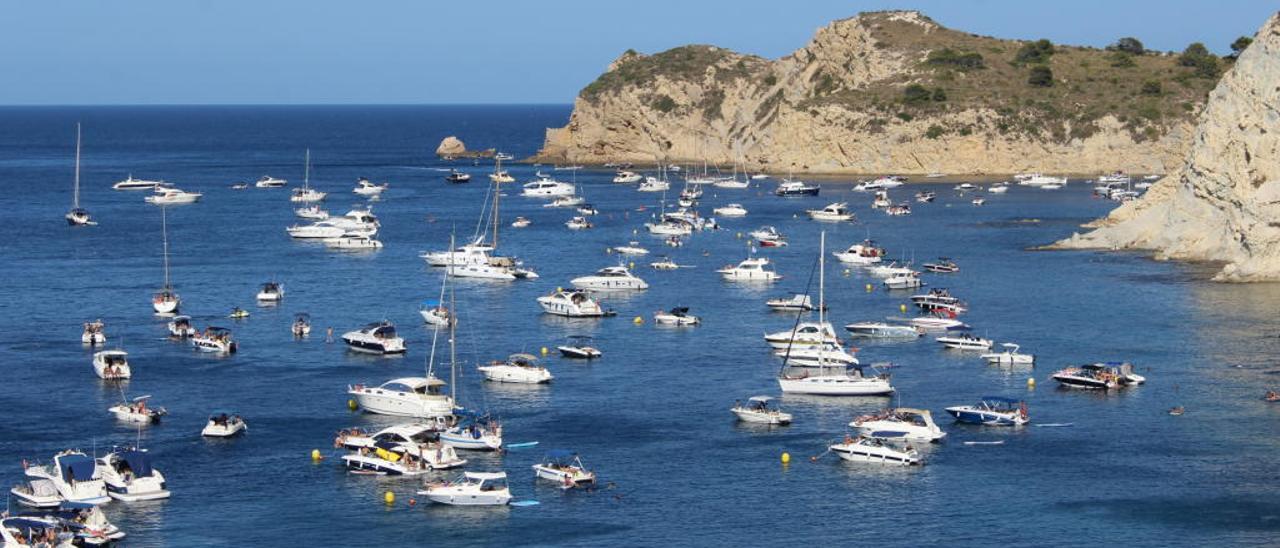 La presión náutica alcanza ahora su clímax en un litoral, el de la Sardinera y la Cala Blanca, que es el de más fondeos de la Comunitat.