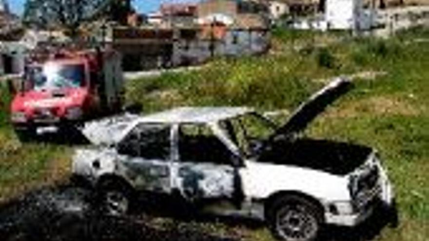 Los bomberos apagan un coche en El Campillo