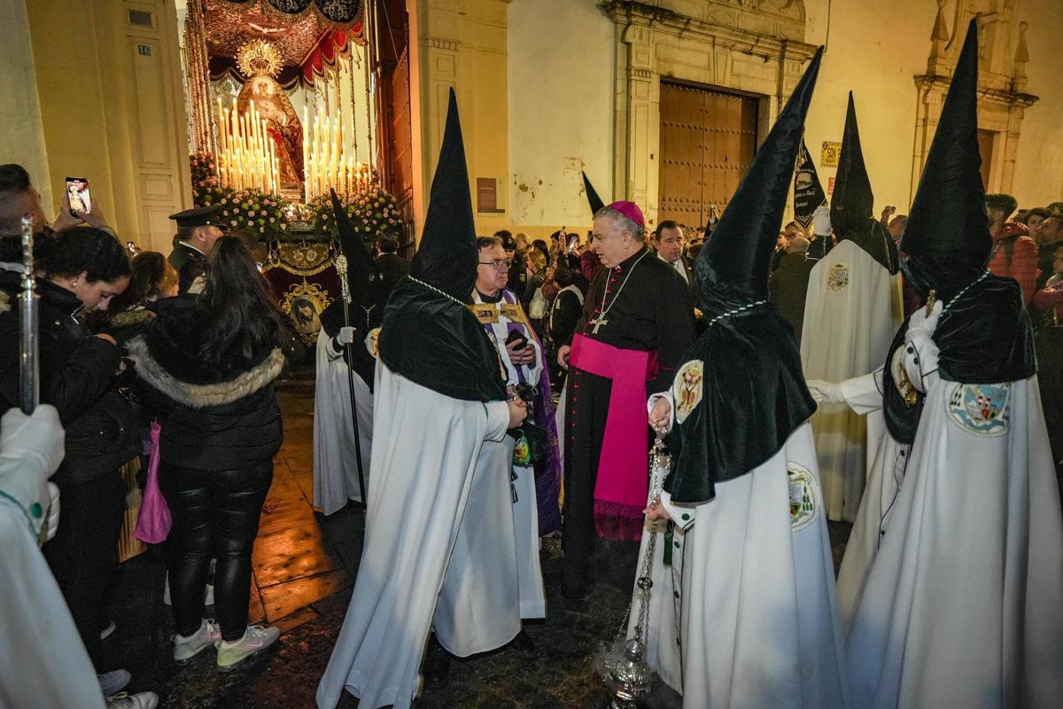 El arzobispo de Mérida-Badajoz, José Rodríguez Carballo, dirigió una oración a los cofrades.