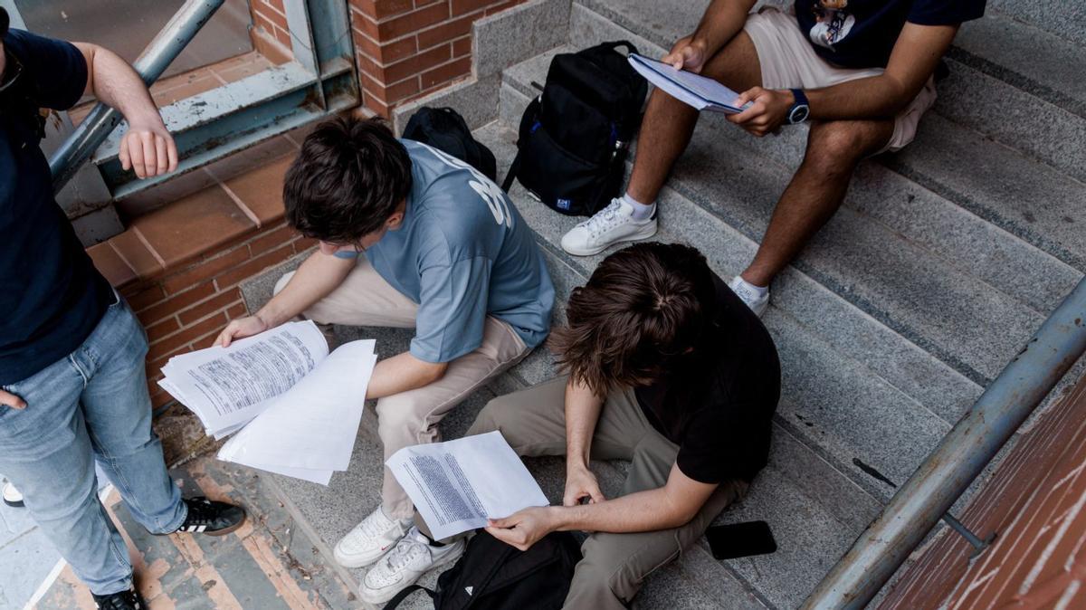 Alumnos universitarios apuran los últimos minutos de estudio antes de un examen.