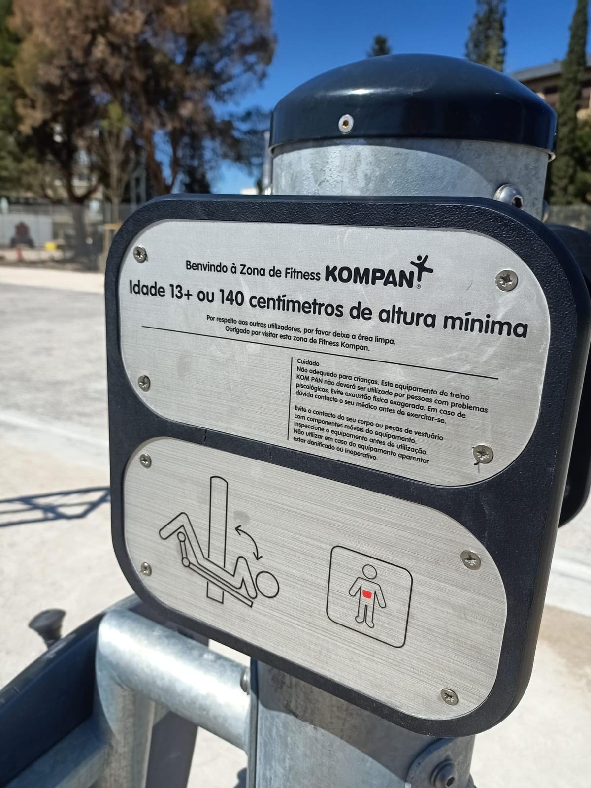 Uno de los carteles, únicamente en portugués, de las máquinas del Parque Pignatelli
