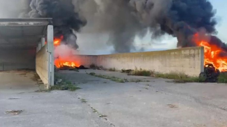 Un grup de menors cala foc als pneumàtics d&#039;una granja de Vilatenim