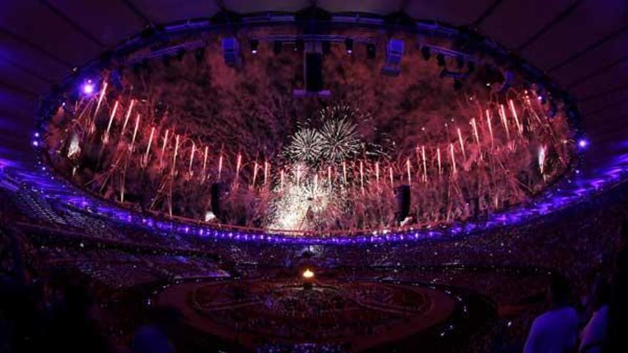 El pebetero, ya encendido, en el centro del Estadio Olímpico de Londres, ayer tras la ceremonia de inauguración. //   Lucy Nicholson