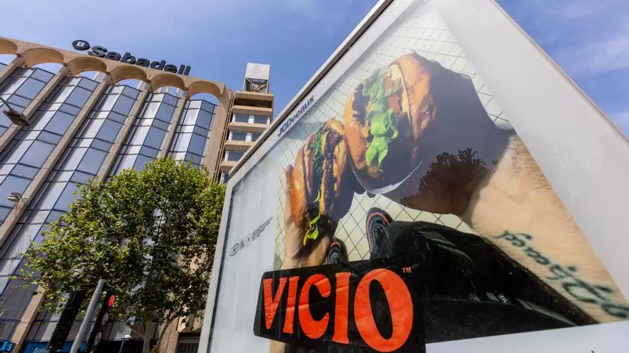 Preocupación entre los clientes de Sabadell y BBVA en Alicante: "Si cierran más oficinas, ¿dónde sacaremos dinero?"