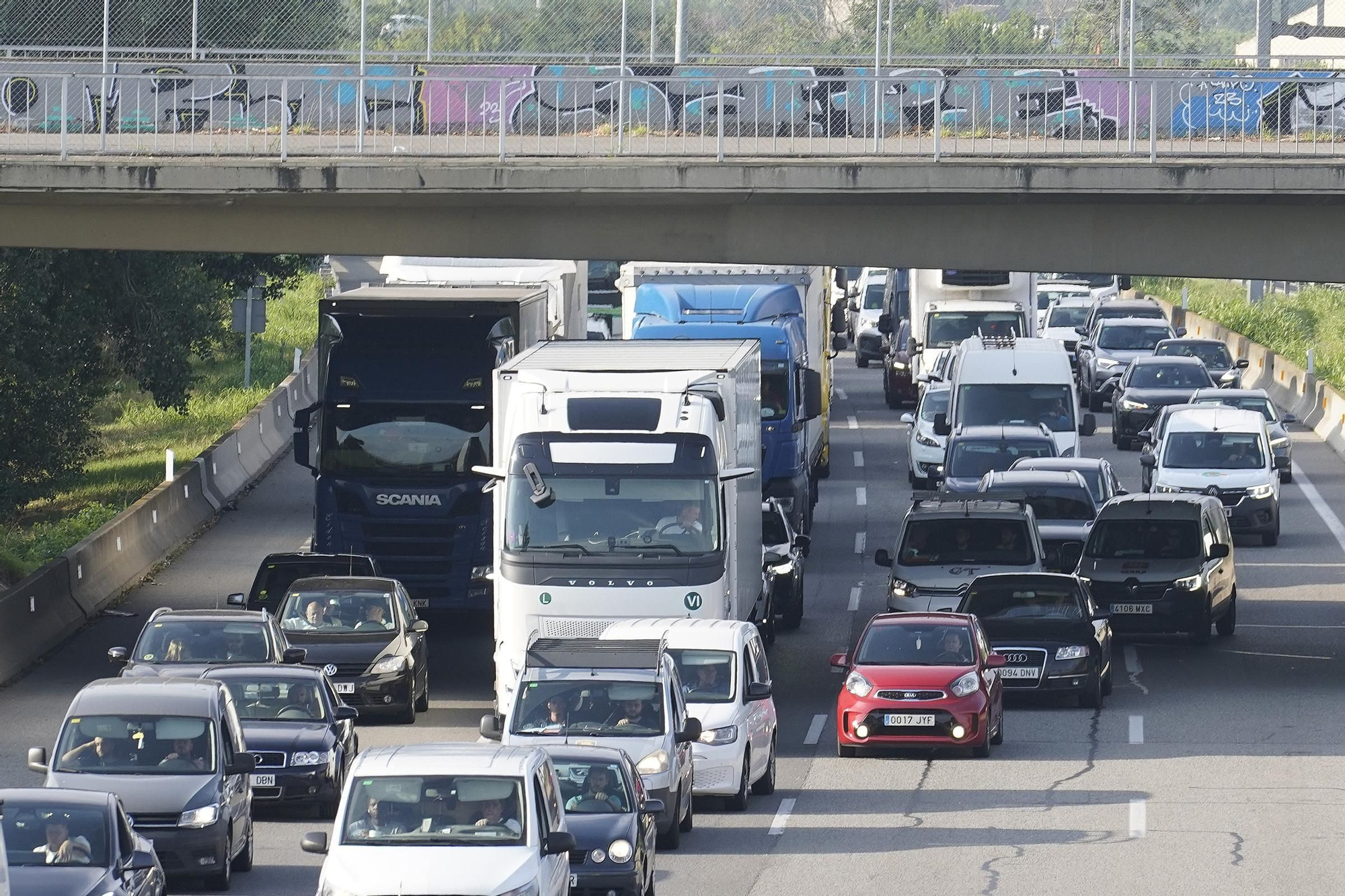 Les imatges de les cues quilomètriques a l’AP-7 per un accident múltiple a Salt