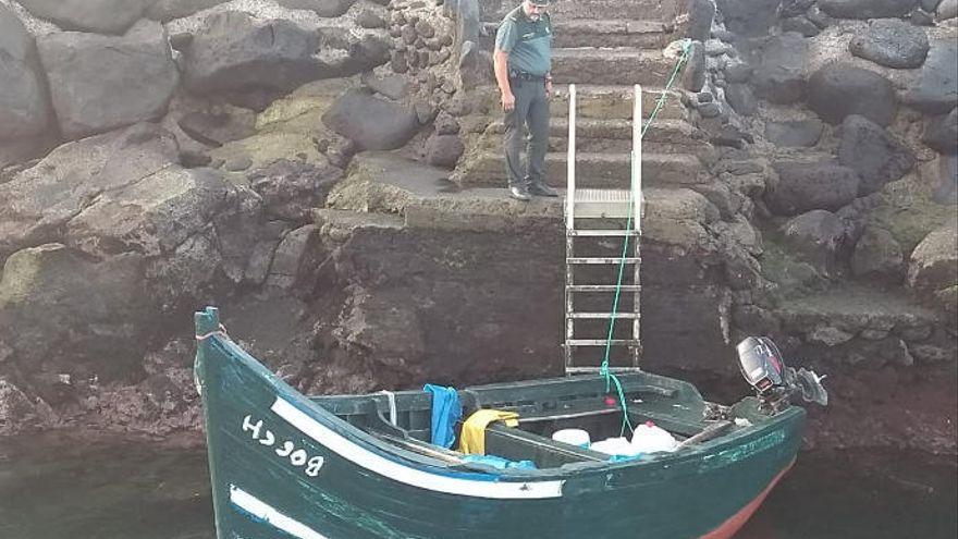 Una patera en la costa canaria.