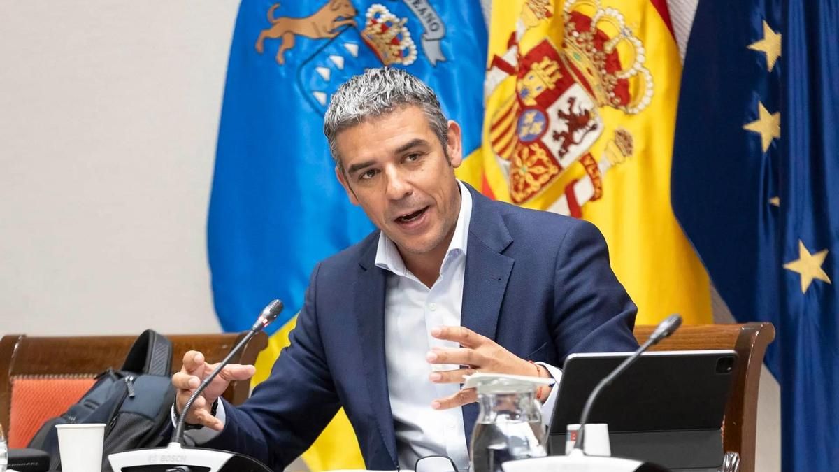 El consejero de Agricultura, Narvay Quintero, durante la comisión parlamentaria.