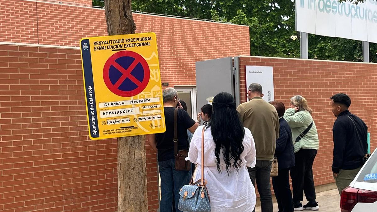 Los pacientes esperan en la calle en el Centro de Salud de Catarroja.