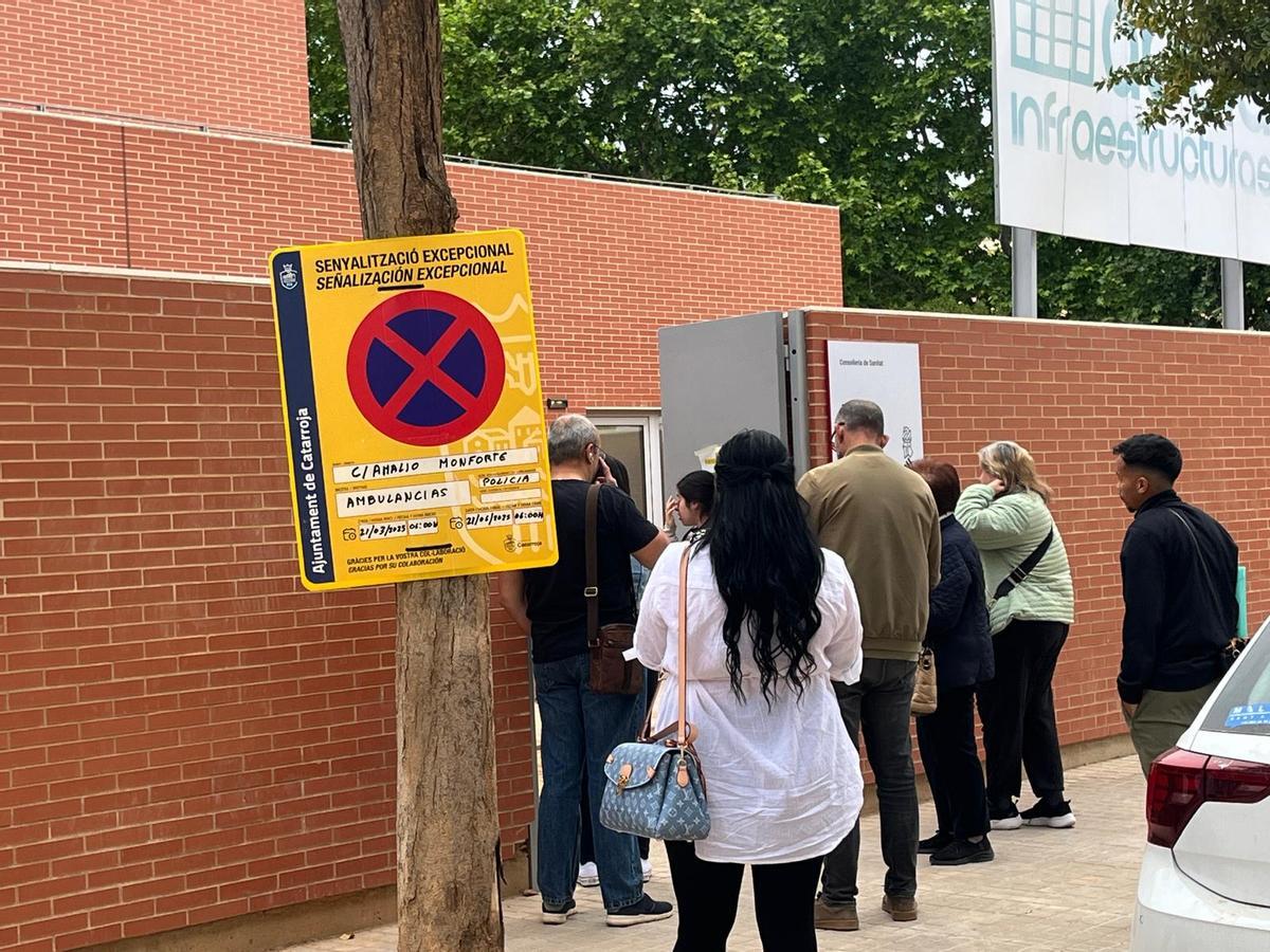 Los pacientes esperan en la calle en el Centro de Salud de Catarroja.