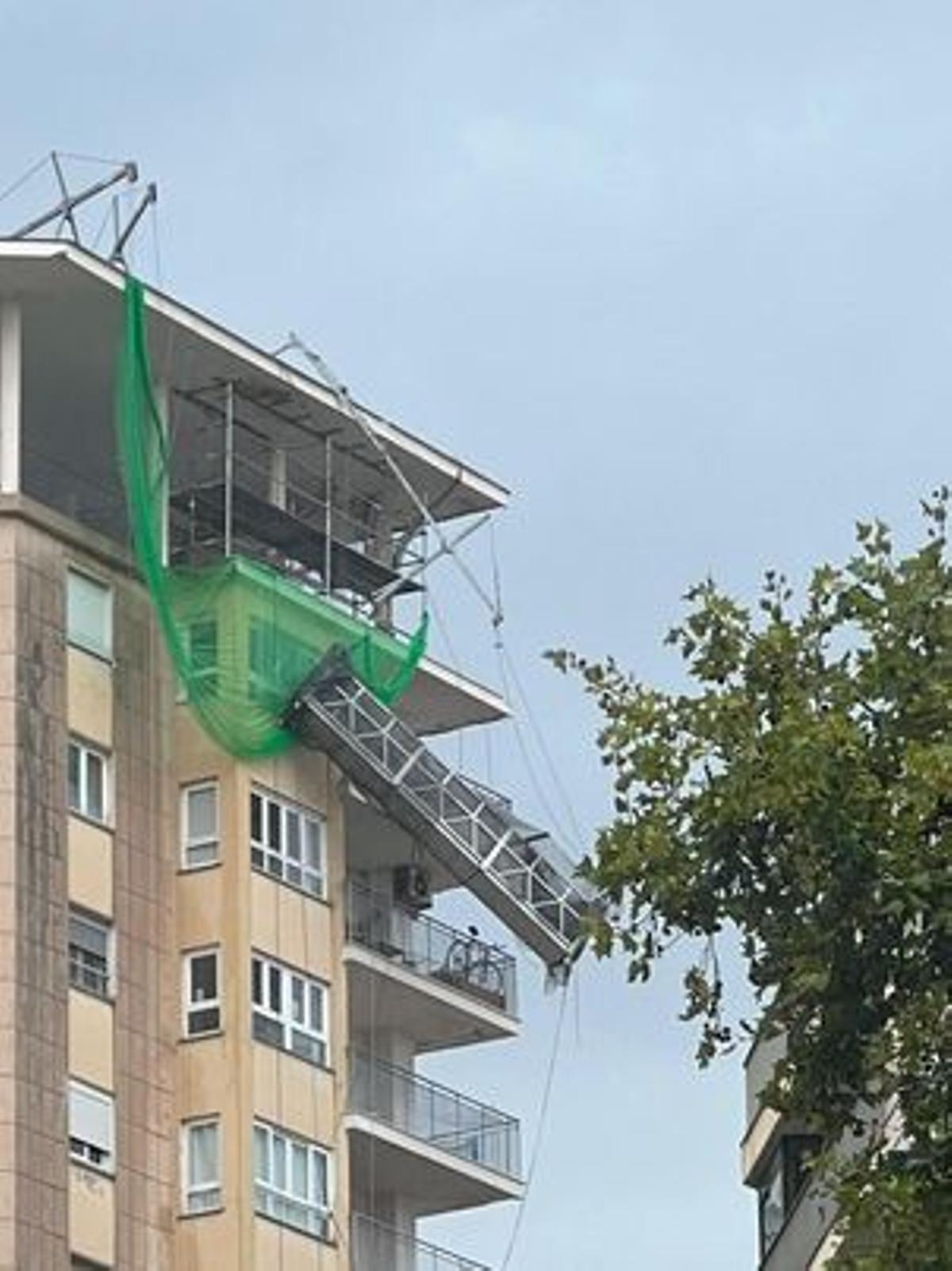 El andamio de plaza des Fortí, a punto de desplomarse. El andamio de plaza des Fortí, a punto de desplomarse.