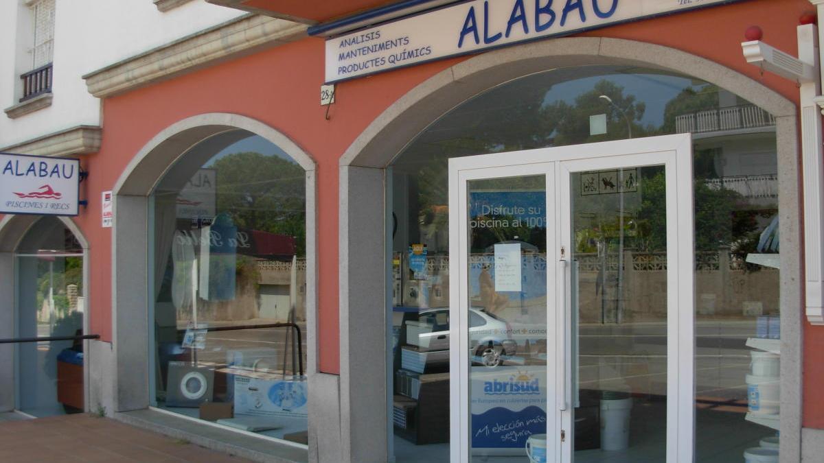 La botiga de Piscines Alabau de l&#039;avinguda Riells de l&#039;Escala.