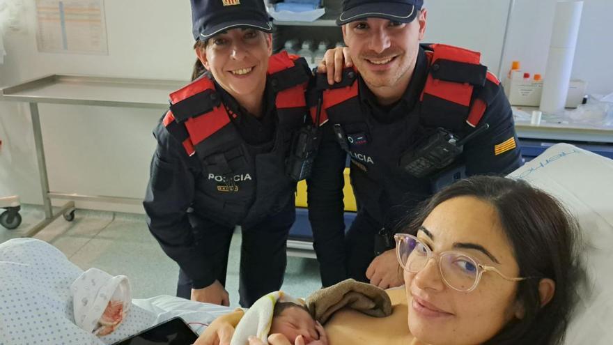 Una dona pareix una nena en una andana a l&#039;estació de Sants el primer dia de l&#039;any