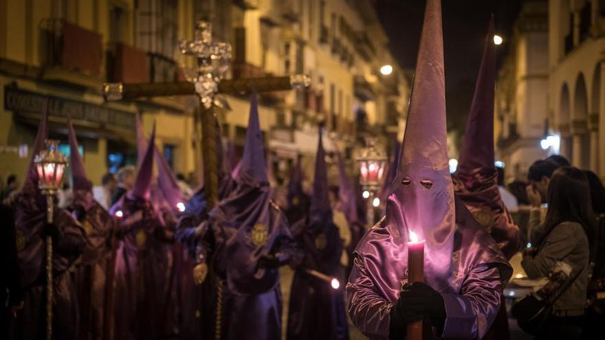 Un paso con nazarenos y sus capirotes.