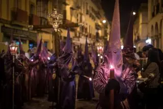 Los momentos más virales de esta Semana Santa: el nazareno con el capirote mal puesto, cruces voladoras y un hombre ignorado