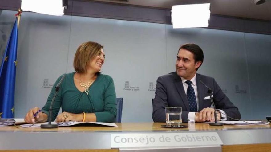 Milagro Marcos y el consejero de Medio Ambiente, ayer, en rueda de prensa tras el Consejo de Gobierno.