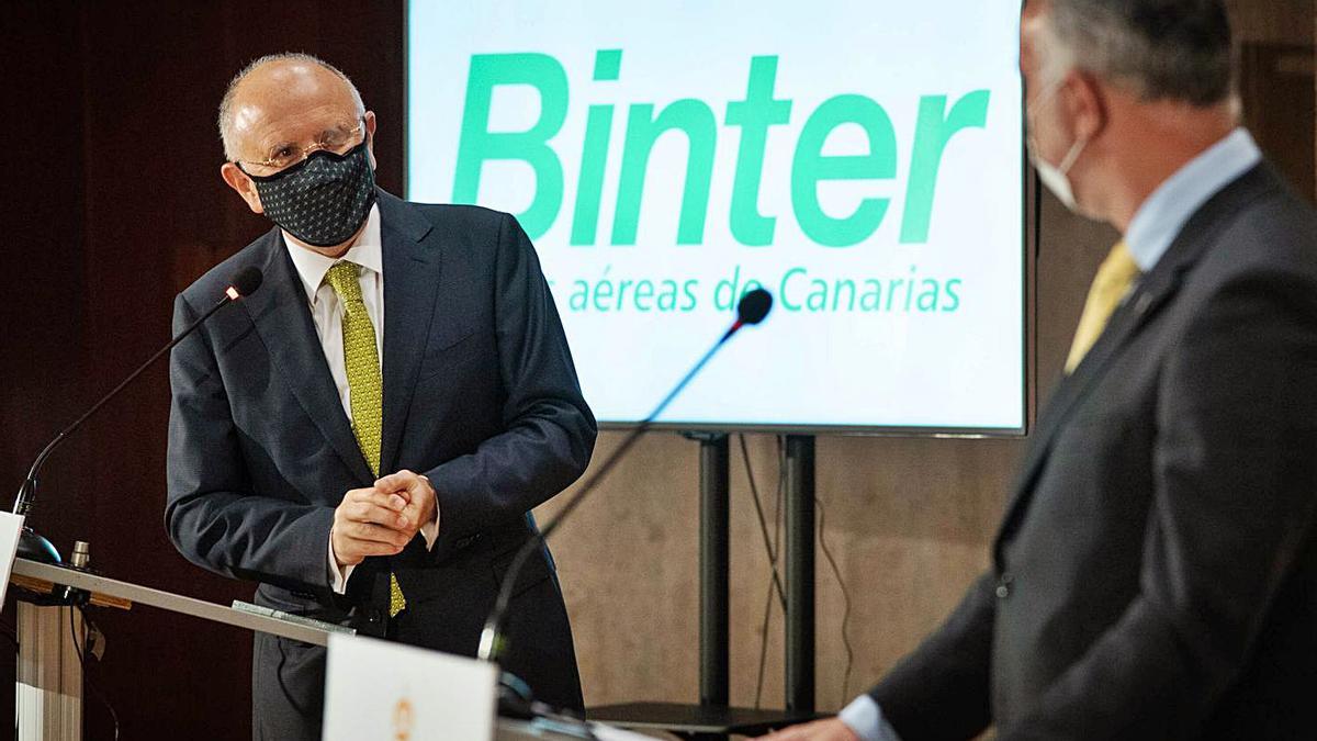 Rodolfo Núñez, presidente de Binter, se dirige al jefe del Ejecutivo canario Ángel Víctor Torres.