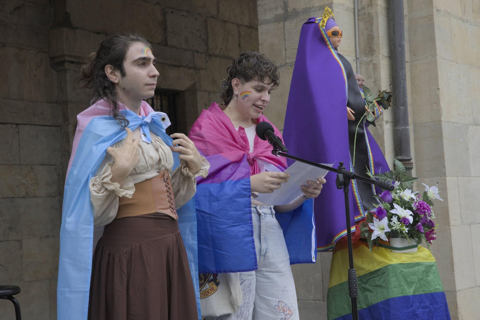 En imágenes: Así fue la manifestación LGTBI de Avilés, con "Santina de Queervadona" incluida