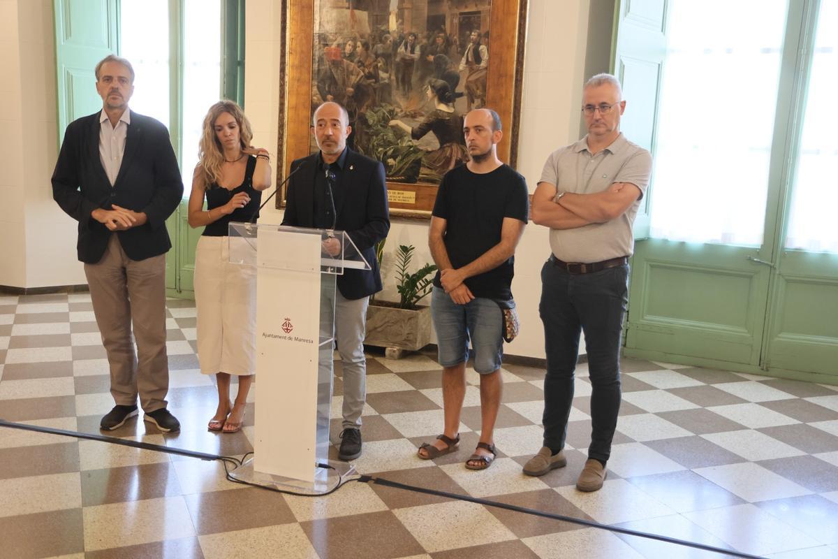 Lalcalde Marc Aloy, i la delegada del Govern, Elia tortolero, en la compareixença davui, acompanyats dels regidors Anjo Valentí, Pol Huguet i Joan Vila