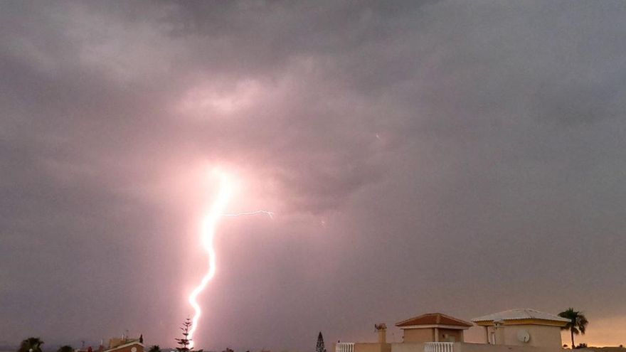 Un rayo a cámara lenta &quot;parte&quot; la noche de Torrevieja