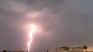 Un rayo a cámara lenta "parte" la noche de Torrevieja