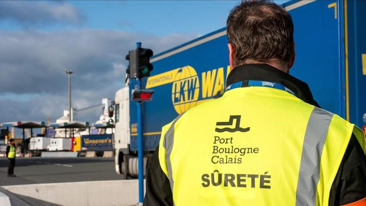 Un guardia de seguridad en el paso de camiones de Calais.