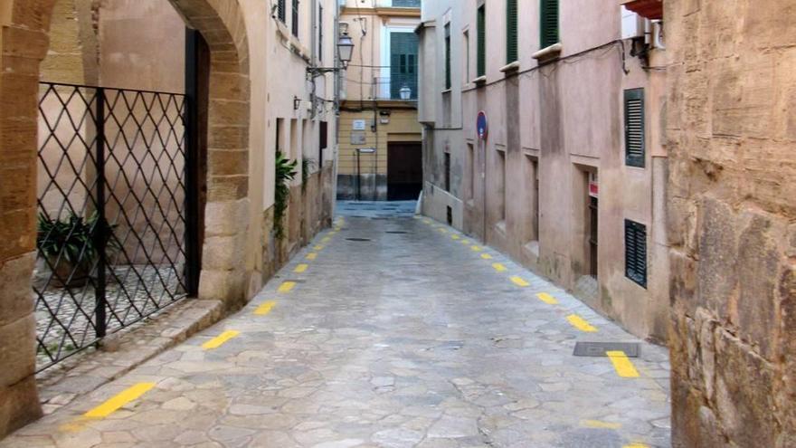 Las líneas amarillas pintadas en la calle Almudaina.