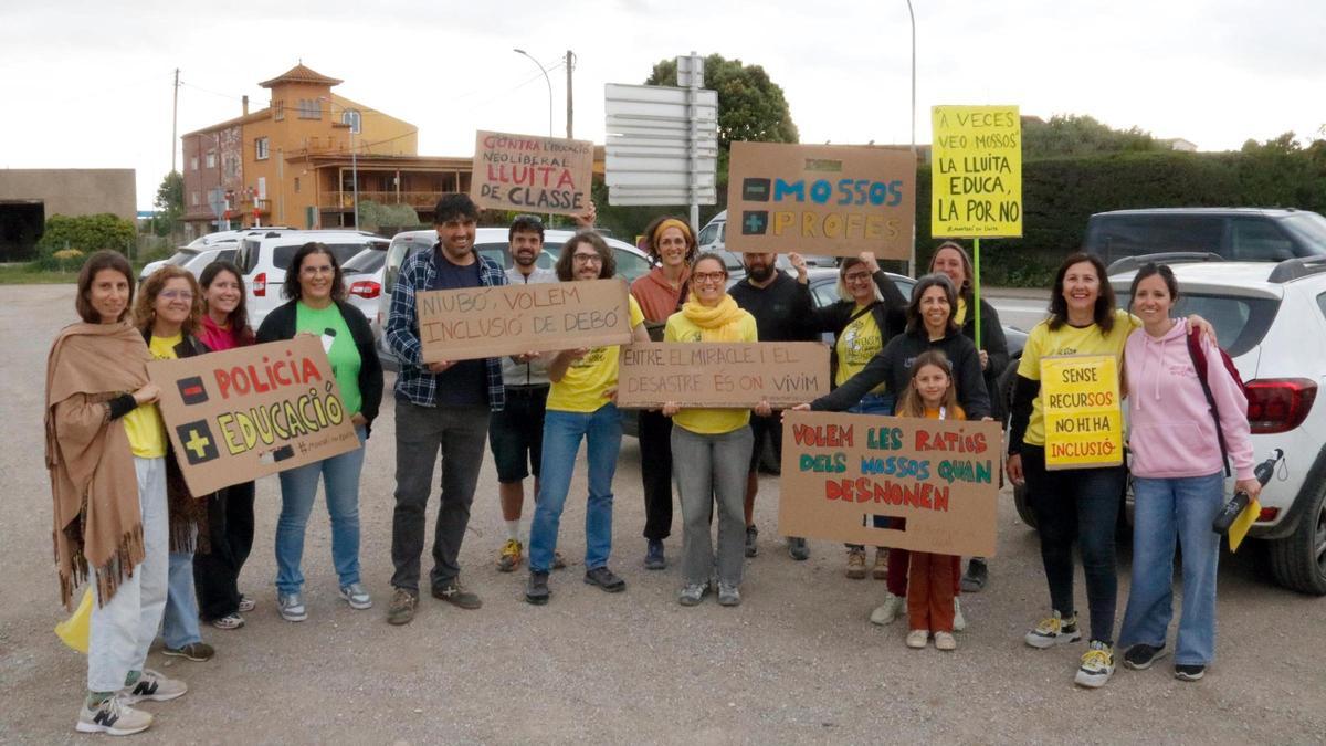 Docents abans de sortir en marxa lenta cap a Girona des de Verges.