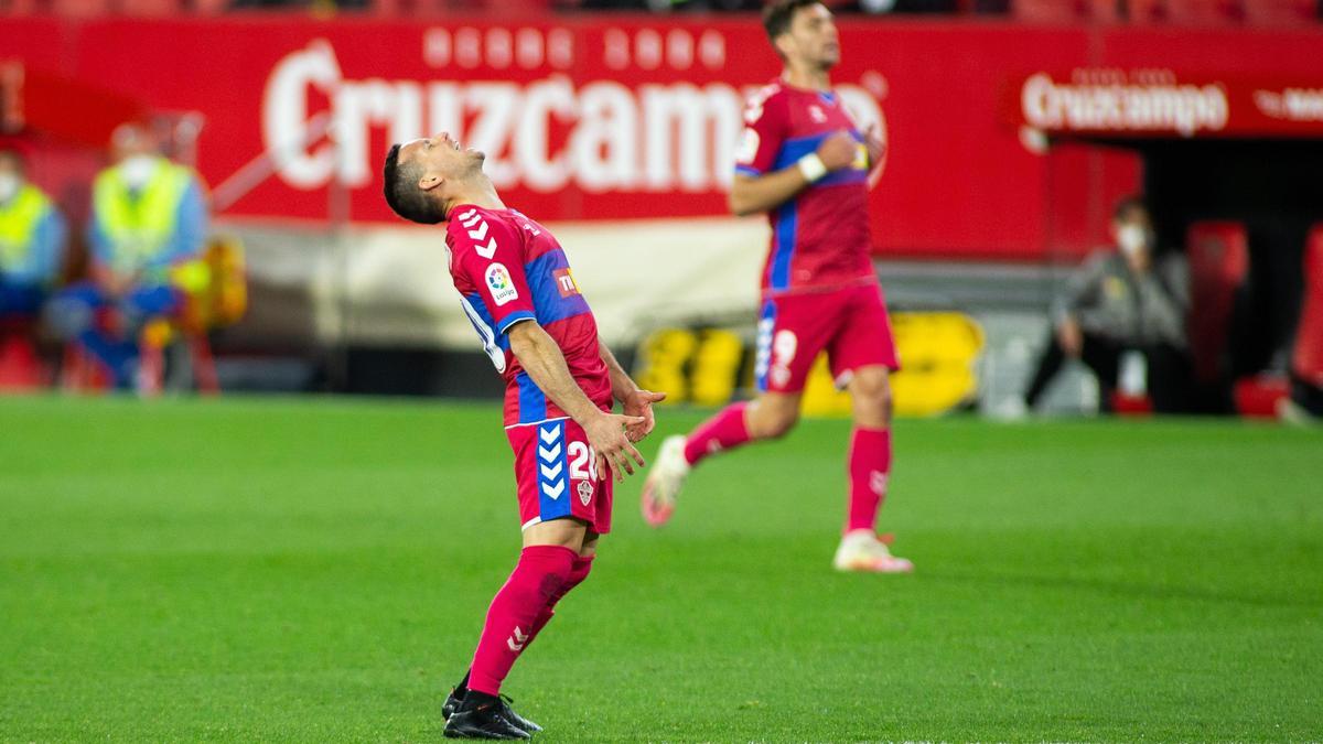 Piatti lamenta sobre el terreno de juego su primera y fallida intervención en el partido de ayer ante el Sevilla