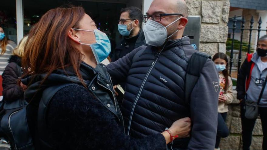 Se vivieron constantes explosiones de alegría a las puertas de la administración.   | // IÑAKI ABELLA