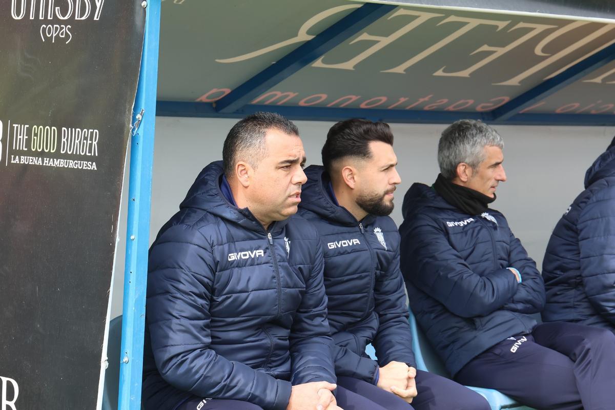 Germán Crespo, en su banquillo, durante el encuentro entre el Córdoba CF y el Talavera, en El Prado.