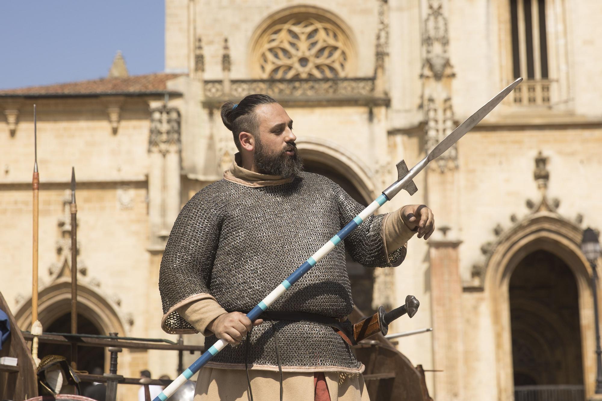 Duelo de espadas a los pies de la Catedral de Oviedo