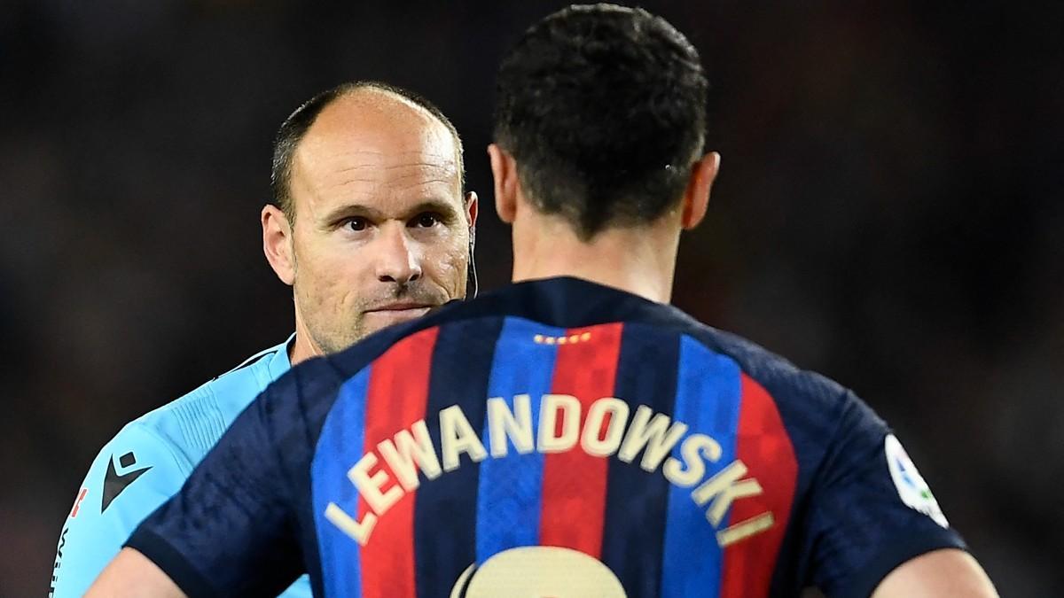 Mateu Lahoz dialoga con Lewandowski durante el Barça-Girona