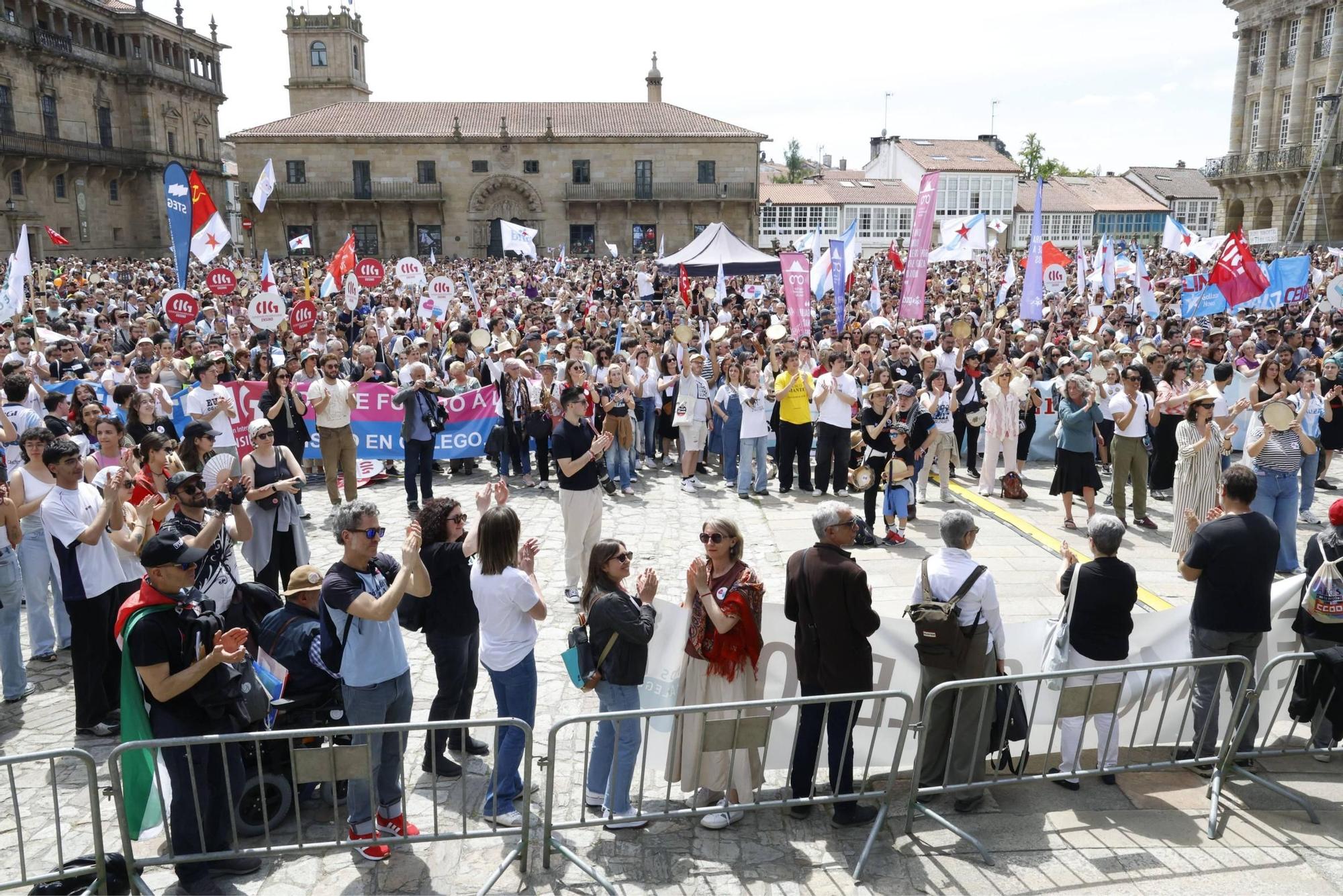 Miles de persoas toman as rúas de Santiago en defensa do galego