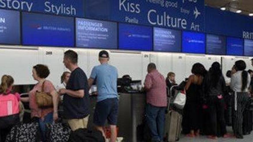 Milers de passatgers afectats per segon dia consecutiu pel col·lapse a British Airways