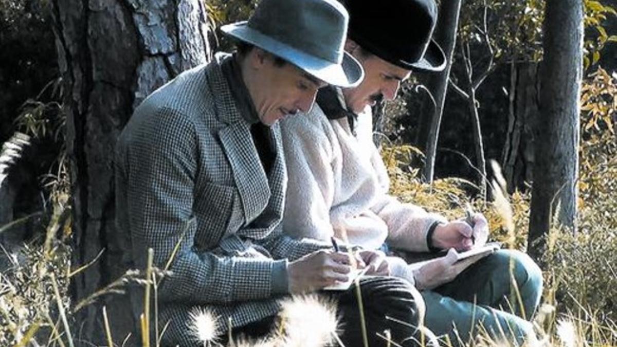 Genís Segarra y Carlos Ballesteros, en una escena del videoclip de la canción 'Dos tontos muy tontos'.