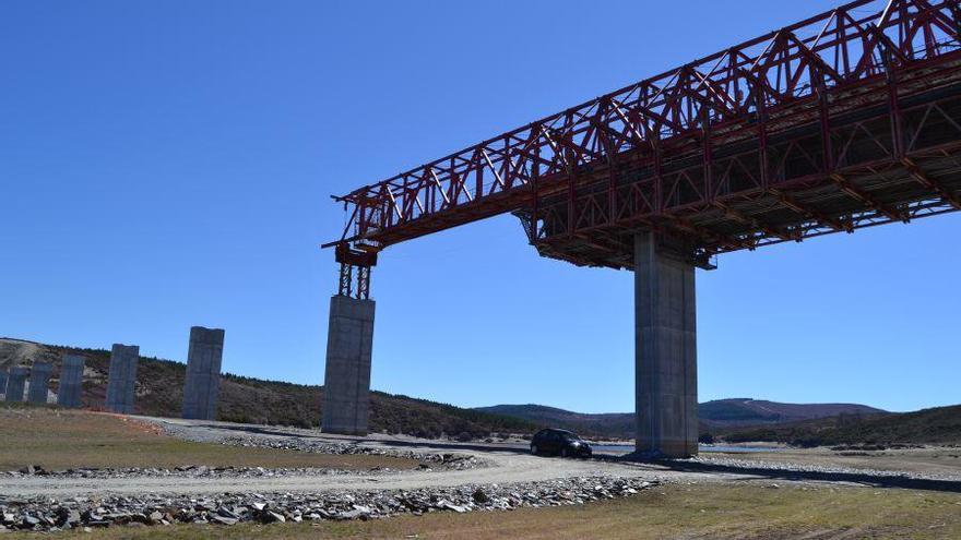 Obras del AVE en el viaducto sobre el Tera entre Otero y Puebla