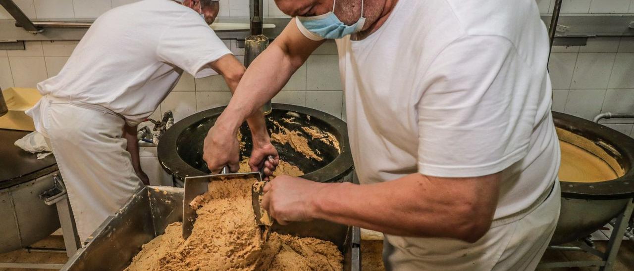 Una empresa durante la fabricación del turrón de Jijona.