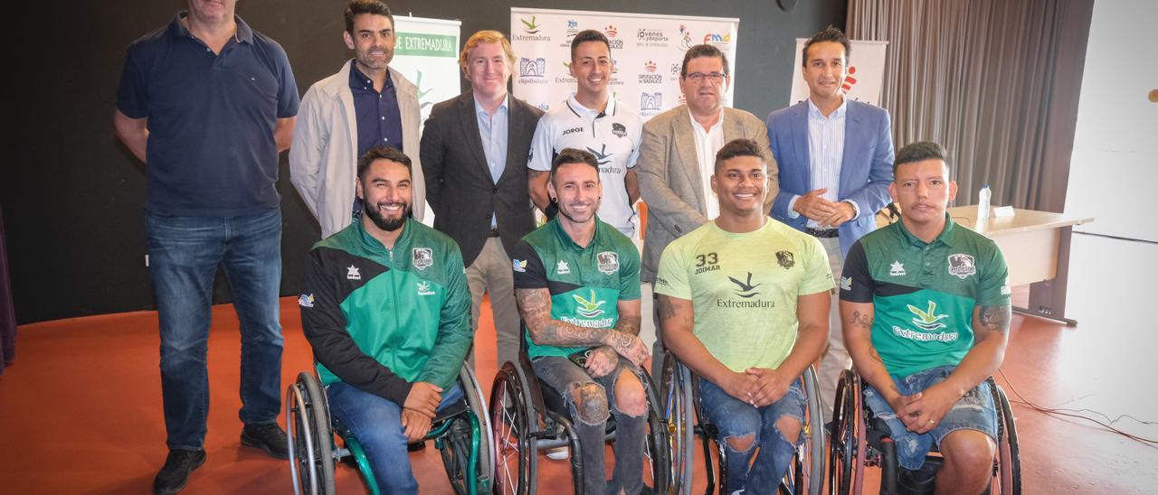 Jugadores, entrenador y presidente del Mideba, junto con las autoridades el día de su presentación