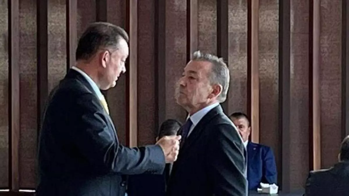 Llamada de Garrido al sindicado para informar de su alianza con Rayco y Pelayo