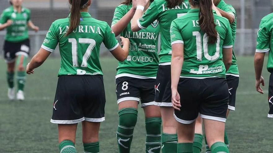 Las jugadoras del Moderno festejan un gol.