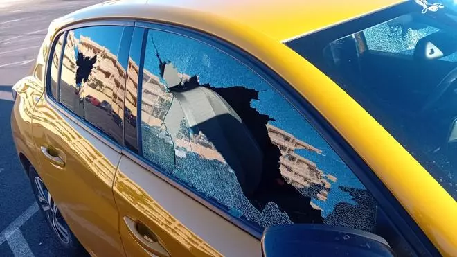 Coches de CICAR vandalizados en Costa Adeje