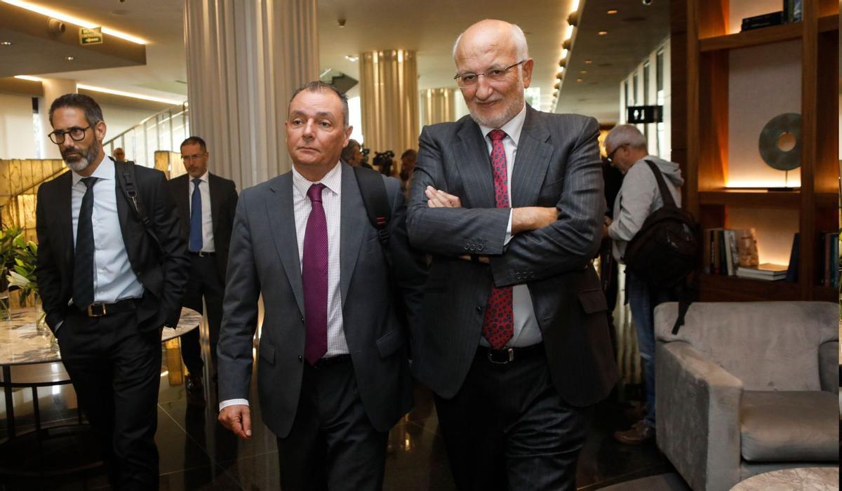El presidente de la CEV y vicepresidente de la CEOE, Salvador Navarro, junto al  presidente de Mercadona, JuanRoig. M.A.MONTESINOS