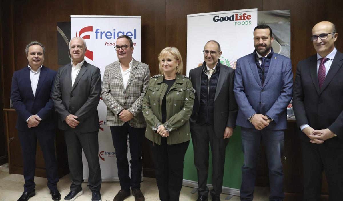 El CEO de Goodlife Foods, Dirk Van de Walle (tercero izquierda), junto a Leticia García, al inicio de la visita. | VÍCTOR GARRIDO