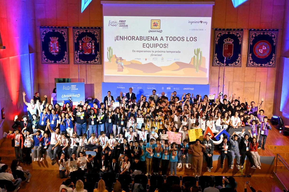 Todos los equipos durante la entrega de premios.