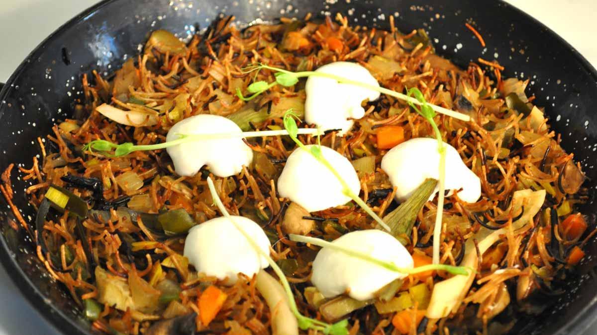 La chef Teresa Carles explica cómo hace la receta de ’fideuà’ de algas, setas y alcachofas.