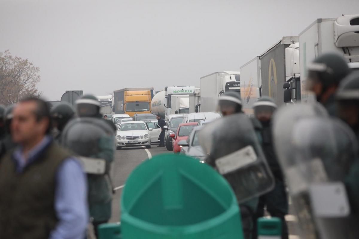 Agricultores cortan la autovía A-4 entre Montoro y Villa del Río