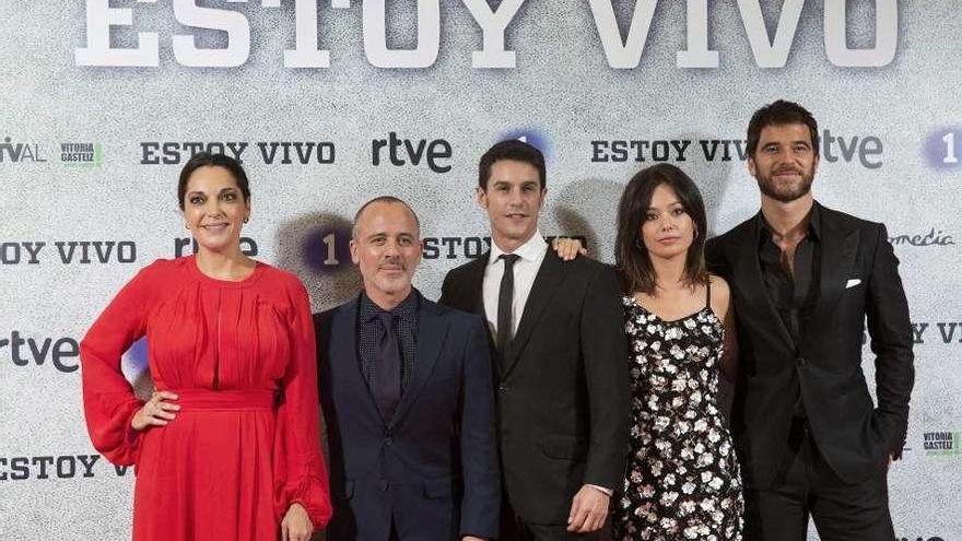 Protagonistas de la serie &#039;Estoy vivo&#039;.