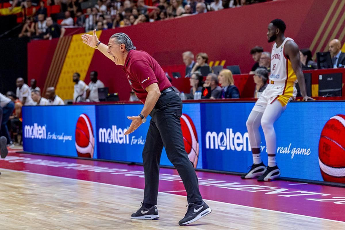 Scariolo, dando instrucciones durante el encuentro ante Angola